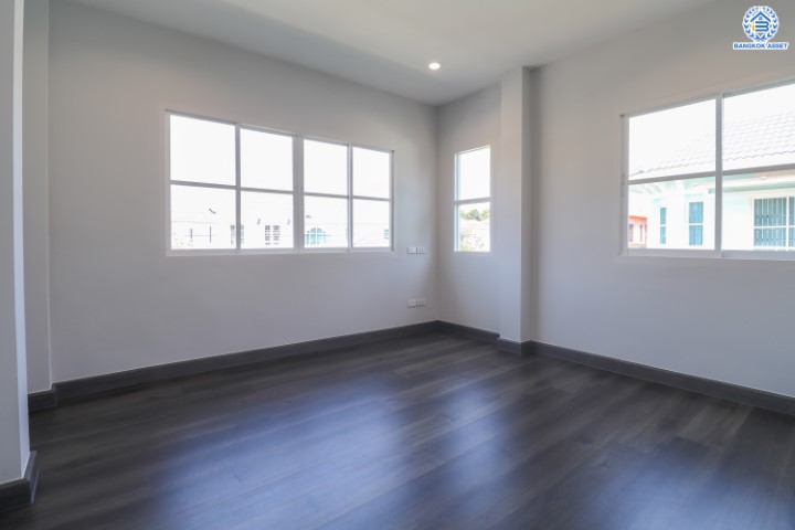 บ้านมือสองตกแต่งใหม่ ม.กฤษดาลากูน กาญจนาภิเษก-นครอินทร์ บนเนื้อที่ 85.9 ตร.ว. สนามหญ้ากว้างถึง 180 ตร.ม. ฟังก์ชัน 3 ห้องนอน 1 ห้องนอนแม่บ้าน 4 ห้องน้ำ 2 ที่จอดรถ บนทำเลเยี่ยมสุด เชื่อมต่อถนนหลายเส้นทาง ใกล้จุดขึ้นทางด่วน "ศรีรัช"